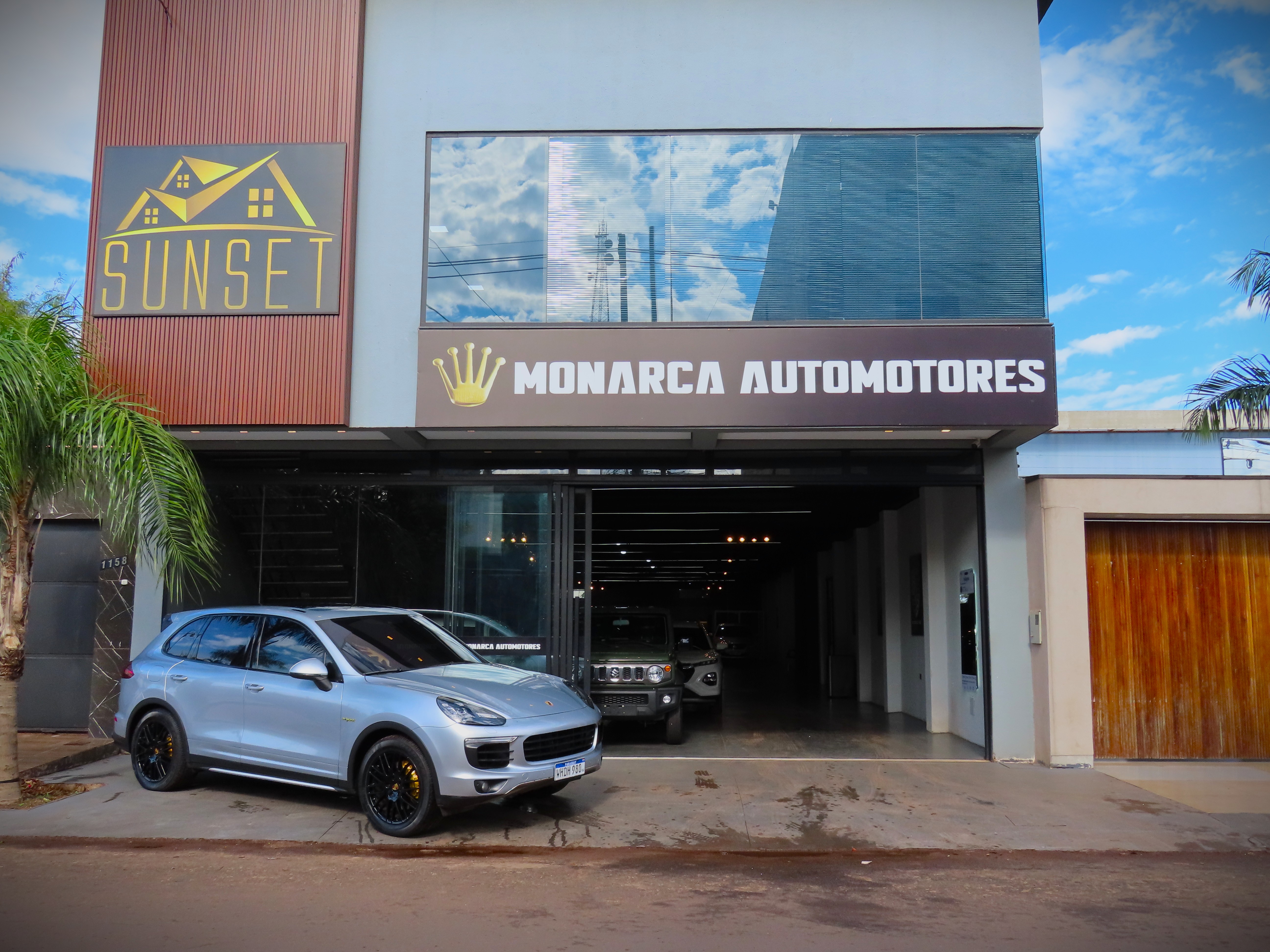 Fachada de Monarca Automotores en Pedro Juan Caballero